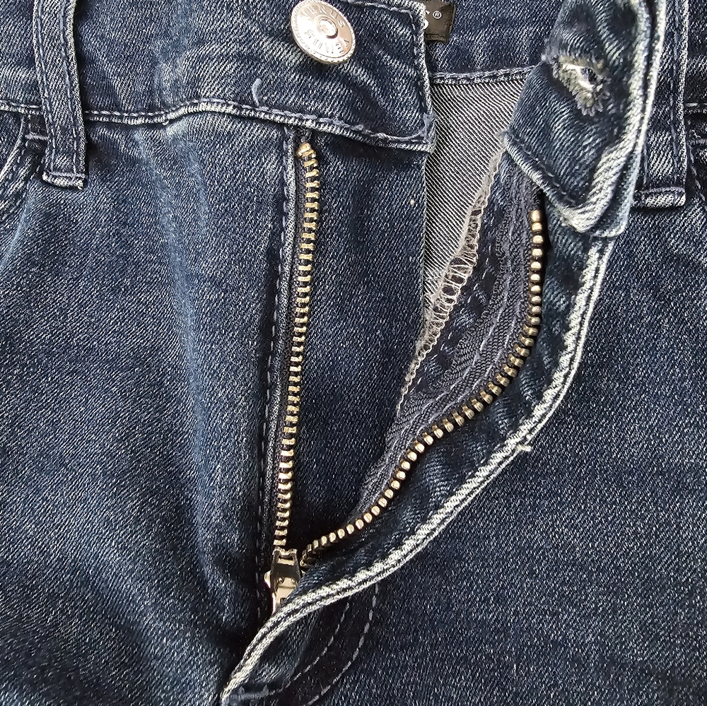 NWOT VENUS CAPRI JEANS WITH SEQUENCE GOLD CUFF - Picture 5 of 7